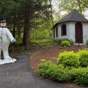 fairy-tale-forest-chapel-snowman fairy-tale-forest-chapel-snowman